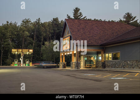 VERONA BEACH, NEW YORK - 02 septembre 2019 : Photo de nuit de Marché Maple Leaf, une chaîne de dépanneurs et station-service avec tous les jours service des aliments Grab Banque D'Images