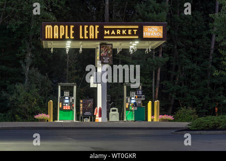 VERONA BEACH, NEW YORK - 02 septembre 2019 : l'extérieur de la feuille d'érable de la station de pompage de carburant du marché. Banque D'Images