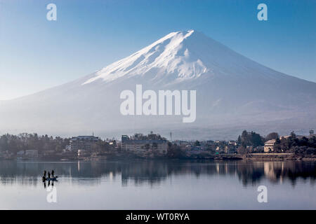 Vue du mont Fujisan du lac Kawaguchi le matin avec 3 hommes de la pêche dans le lac Banque D'Images