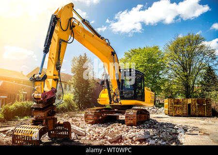 Pelle sur chantier de démolition maison individuelle Banque D'Images