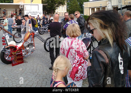 Motorcycle Show Mansen (Mäntä Messut piston Tampere juste en anglais). Les gens qui regardent une personnalisés des vélos et profiter de la musique et bonne compagnie. Banque D'Images