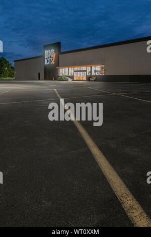 New Hartford, NY - 09 septembre 2019 : extérieur Vue de nuit sur Big Lots escompte au détail Magasin. Il s'agit d'une chaîne de magasins d'escompte vendre de la nourriture, des meubles d'un Banque D'Images