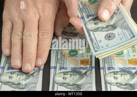 Businessman hands hold et le comptage des billets de dollar. Close-up of a man mains comptant dollar notes, affaires et finance concept Banque D'Images