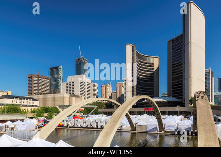 Signe de Toronto et l'Hôtel de Ville de Toronto au Nathan Phillips Square aux beaux jours de l'été, Canada. Banque D'Images