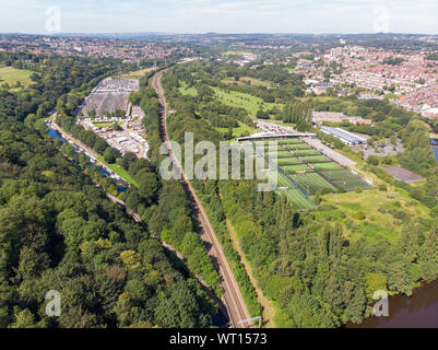 Photo aérienne du football pitched pris la ville de Armley situé dans Leeds West Yorkshire au Royaume-Uni, montrant une résidence typique de la ville on a bright sunny Banque D'Images