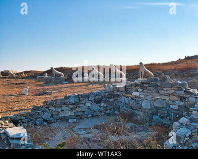 Bâtiment en pierre en ruine et des statues de lions mis sur un piédestal sur île sacrée de Délos Grèce contre fond de ciel bleu Banque D'Images