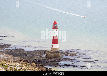 La célèbre Beachy Head Lighthouse situé sur la plage rocheuse de Beachy Head la falaise de craie pointe dans l'East Sussex montrant une résidence typique de la lumière ho Banque D'Images