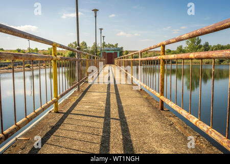 Le pont surplombant le lac de Sovinac est situé au milieu de la maison Banque D'Images