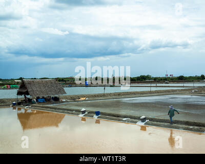 Samut Sakhon, Thaïlande - 16 juin 2019 : paludier sel pelleté dans le jardin de sel Le sel, l'agriculture de Samut Sakhon, Thaïlande. Banque D'Images