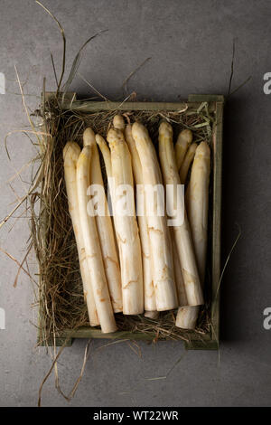 Asperges Blanches dans des caisses en bois Banque D'Images