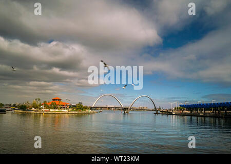 Perth, Australie de l'Ouest - 19 août 2019 7e : La vue panoramique et iconique de Elizabeth Quay Marina par le pont voûté. C'est un célèbre landma Banque D'Images