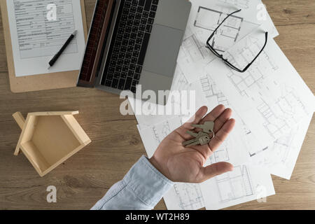 Agent immobilier la signature d'un contrat sur une clé de la maison immobilier home loan Banque D'Images