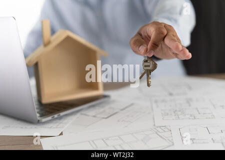 Agent immobilier la signature d'un contrat sur une clé de la maison immobilier home loan Banque D'Images