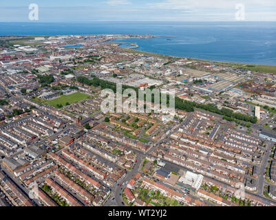 Photo aérienne de l'UK Ville de Hartlepool, dans le comté de Durham, Angleterre montrant des rangées de maisons, de routes et de l'océan en arrière-plan. Banque D'Images