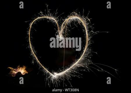 Forme de coeur fait d'artifice de la nuit