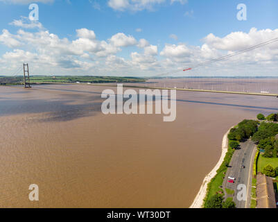 Grande photo de l'Humber Bridge, près de Kingston Upon Hull, East Riding of Yorkshire, Angleterre, route de la travée de pont suspendu, prises sur une journée ensoleillée Banque D'Images