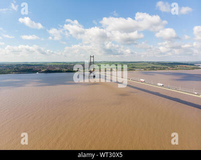 Grande photo de l'Humber Bridge, près de Kingston Upon Hull, East Riding of Yorkshire, Angleterre, route de la travée de pont suspendu, prises sur une journée ensoleillée Banque D'Images