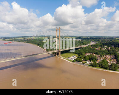 Grande photo de l'Humber Bridge, près de Kingston Upon Hull, East Riding of Yorkshire, Angleterre, route de la travée de pont suspendu, prises sur une journée ensoleillée Banque D'Images