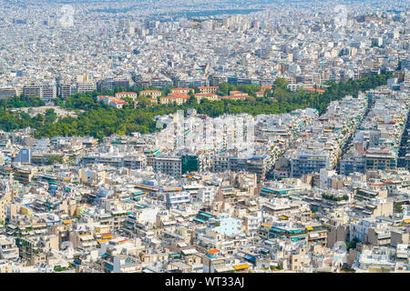 Athènes urbaine Vue de dessus le mont Lycabette le point le plus élevé de la ville avec green Park dans le centre, la Grèce. Banque D'Images