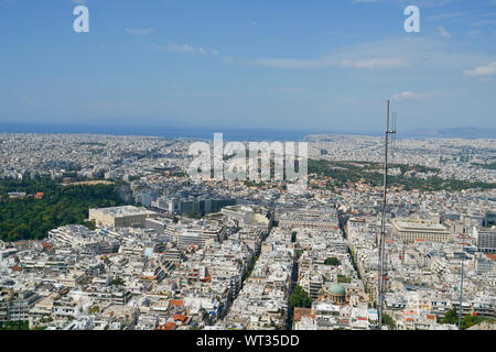 Athènes urbaine Vue de dessus le mont Lycabette le point le plus élevé de la ville, la Grèce. Banque D'Images