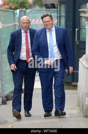 John Stevenson MP (Carlisle) et Stephen Kerr MP (Stirling) arriver à Downing Street pour un rassemblement au numéro 10, 2 septembre 2019. Banque D'Images