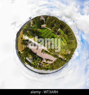 Trois dimensions d'une vue panoramique sur la cité médiévale greystone Église de Sainte Marie à Hollola, la Finlande dans une mini planète style panorama. Banque D'Images