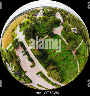 Trois dimensions d'une vue panoramique sur la cité médiévale greystone Église de Sainte Marie à Hollola, la Finlande dans une mini planète style panorama. Banque D'Images