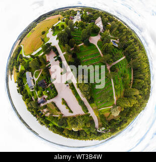 Trois dimensions d'une vue panoramique sur la cité médiévale greystone Église de Sainte Marie à Hollola, la Finlande dans une mini planète style panorama. Banque D'Images