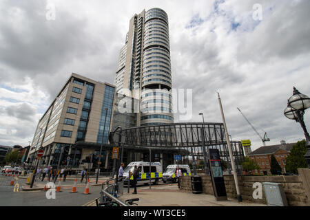 Leeds UK, 18 juillet 2019 : La rébellion Extinction protester situé dans le centre-ville de Leeds sur le pont Victoria montrant les manifestants tentes et les bu Banque D'Images