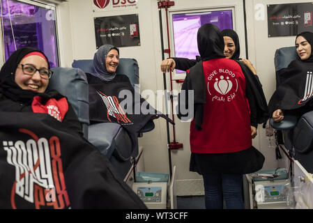 Beiruti chiites affluent au don de sang sur le saint jour de l'Ashoura, brisant tous les records de collecte de sang au Liban. Il y a plus d'une façon de commémorer le sacrifice de l'Imam Hussein et les jeunes du Liban font ce qu'ils considèrent comme une utilisation plus positive du sang de se répandre dans les rues selon les pratiques traditionnelles de sang. Plus d'ONG inscrivez-vous à l'initiative d'organiser, commencé en 2013 par l'OMS est Mohamed, chaque année, à l'prectice maintenant largement soutenu parmi les leaders de la communauté chiite et les Imams. Banque D'Images