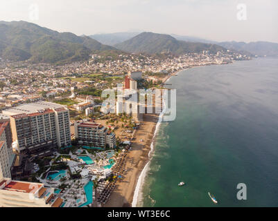 Photos aériennes de la jetée sait comme Playa de los Muertos pier dans la belle ville de Puerto Vallarta au Mexique, la ville est sur la côte du Pacifique dans le Banque D'Images