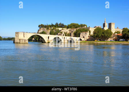 Le pont Saint-bénezet sur le Rhône . Avignon . Provence.France. Banque D'Images