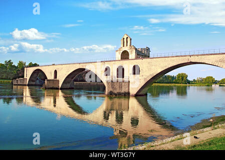 Le pont Saint-bénezet sur le Rhône . Avignon . Provence.France. Banque D'Images