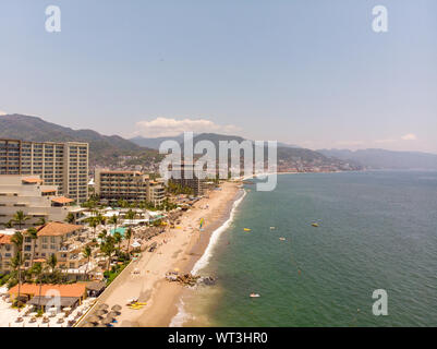 Photos aériennes de la jetée sait comme Playa de los Muertos pier dans la belle ville de Puerto Vallarta au Mexique, la ville est sur la côte du Pacifique dans le Banque D'Images