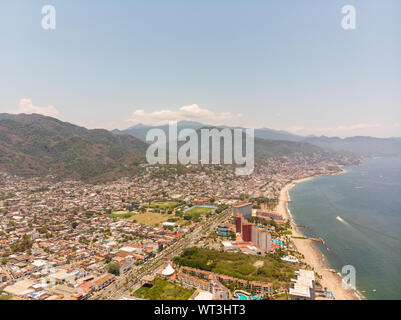 Photos aériennes de la jetée sait comme Playa de los Muertos pier dans la belle ville de Puerto Vallarta au Mexique, la ville est sur la côte du Pacifique dans le Banque D'Images