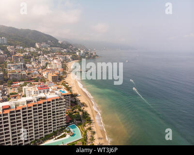 Photos aériennes de la jetée sait comme Playa de los Muertos pier dans la belle ville de Puerto Vallarta au Mexique, la ville est sur la côte du Pacifique dans le Banque D'Images