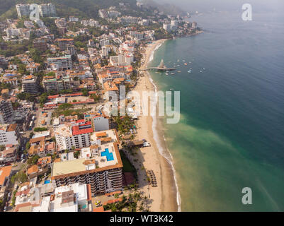 Photos aériennes de la jetée sait comme Playa de los Muertos pier dans la belle ville de Puerto Vallarta au Mexique, la ville est sur la côte du Pacifique dans le Banque D'Images