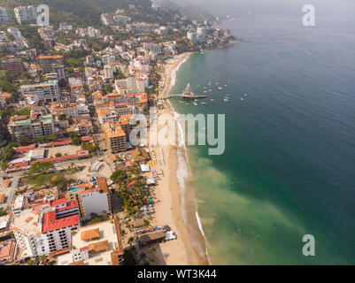 Photos aériennes de la jetée sait comme Playa de los Muertos pier dans la belle ville de Puerto Vallarta au Mexique, la ville est sur la côte du Pacifique dans le Banque D'Images