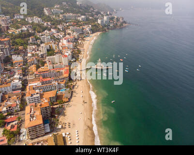 Photos aériennes de la jetée sait comme Playa de los Muertos pier dans la belle ville de Puerto Vallarta au Mexique, montrant l'embarcadère Banque D'Images