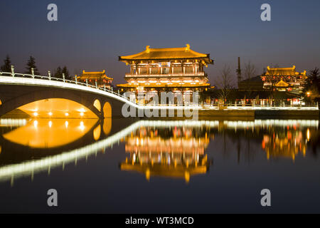 Xi 'An, Xi 'an, Chine. Sep 11, 2019. Xi 'an, Chine- le 26 mars 2016, le paysage de Xi 'an DaTang Rainbow Garden est une célèbre attraction touristique. La nuit, le bâtiment de l'Tang Feng est simple et élégant, se reflète dans l'eau, le beau paysage est pittoresque. Crédit : SIPA Asie/ZUMA/Alamy Fil Live News Banque D'Images