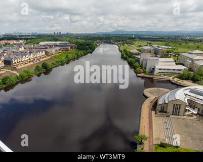 Photo aérienne de la rivière dans le centre de Middlesbrough en t une grande ville post-industrielle dans le comté du Yorkshire du Nord, Angleterre, prises par une belle journée ensoleillée Banque D'Images