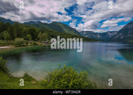 Vue panoramique sur le lac de Bohinj, le plus grand lac permanent en Slovénie. Il est situé dans la région nord-ouest Banque D'Images