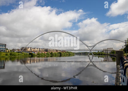 Le célèbre pont infini situé à Stockton-on-Tees prises sur une partie ensoleillée journée nuageuse. Banque D'Images