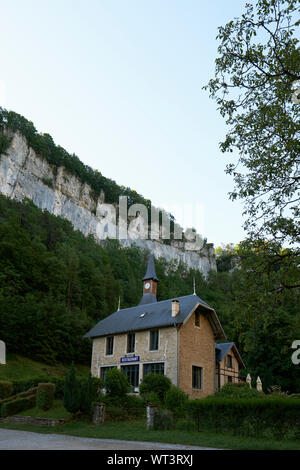 Restaurant des grottes et de l'escarpement calcaire Jura en falaises de Baume-les-Messieurs Jura France. Banque D'Images