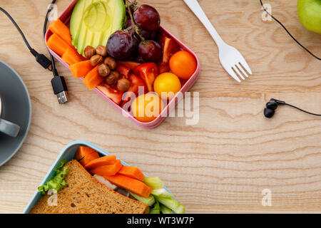 Vue supérieure, tourné avec des plats pour le déjeuner sain variété : sandwich et les collations aux fruits. Déjeuner à l'école ou du bureau, concept Banque D'Images