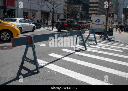 New York, États-Unis, 8 avril 2019 : États-Unis d'Amérique une barrière de police sur une route dans la ville de New York Banque D'Images
