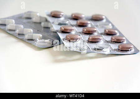 Comprimés médicaux emballés dans des blisters en plastique. Blister avec certaines pilules utilisées. Concept de la santé et de la médecine. L'abus de drogues Banque D'Images