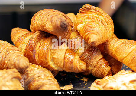 Un groupe de croissants empilées sur un produit de boulangerie bac. Banque D'Images