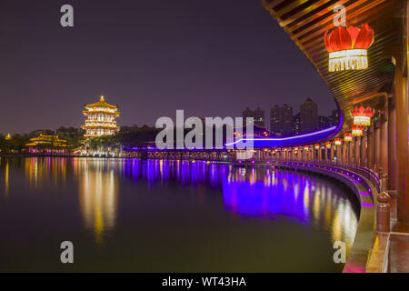 Xi 'An, Xi 'an, Chine. Sep 11, 2019. Xi 'an, Chine- le 26 mars 2016, le paysage de Xi 'an DaTang Rainbow Garden est une célèbre attraction touristique. La nuit, le bâtiment de l'Tang Feng est simple et élégant, se reflète dans l'eau, le beau paysage est pittoresque. Crédit : SIPA Asie/ZUMA/Alamy Fil Live News Banque D'Images