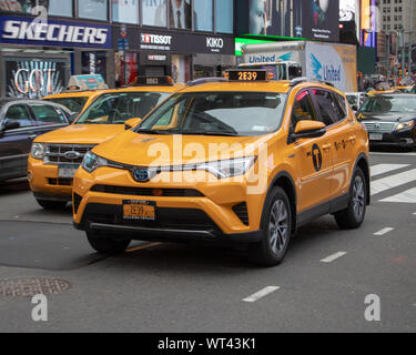 New York, USA, 7 août 2019 : États-Unis d'Amérique un taxi jaune voyageant sur une route dans la ville de New York Banque D'Images